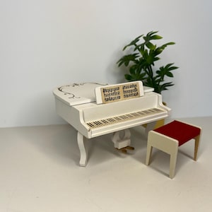Lundby Grand Piano - White (1:16 Scale)