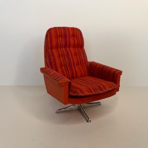 Vintage Red Lundby Swivel Chair (1:16 Scale)