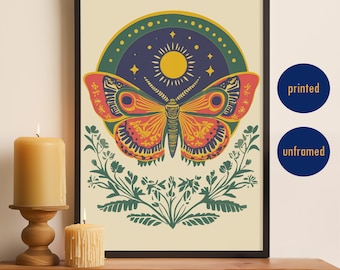 Impressão artística de uma mariposa mística: inseto boho colorido, decoração retrô para parede de galeria.