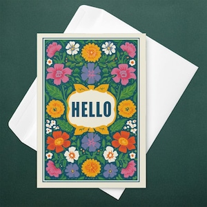 Op de afbeelding: Wenskaart met een bloemenontwerp en het woord "HELLO" in een witte en gouden lijst. De kaart heeft roze, oranje, gele, paarse en witte bloemen op een donkerblauwe achtergrond. Achter de kaart zit een envelop.