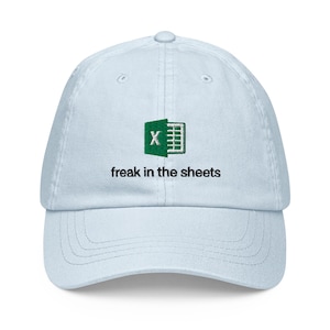 Può includere: Cappellino da baseball blu chiaro con un logo Excel verde ricamato e il testo "freak in the sheets".