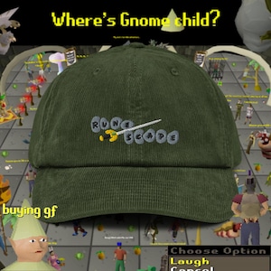 Puede incluir: Una gorra de béisbol de pana verde con un diseño bordado de una espada y las palabras "RuneScape".