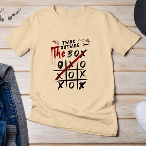 Maglietta grafica ispiratrice Think Outside The Box, maglietta con citazione motivazionale, maglietta dal design unico, regalo creativo