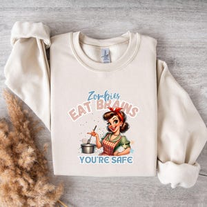Lustiges Zombie-Sweatshirt, Zombies essen Gehirne, du bist sicher, humorvolles Halloween-Sweatshirt, niedliches Halloween-Outfit, Zombie-Themenkleid