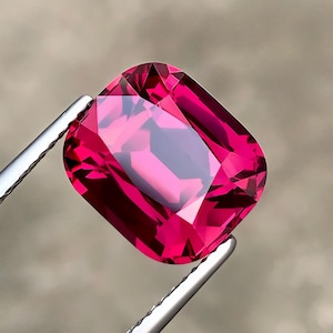 Himbeer-Rhodolith-Granat 8,15 Ct Loser Edelstein, Augensaubere Präzisions-Fancy-Kissenschliff, natürlicher rosa roter tansischer Granat für Schmuck