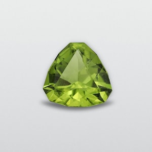 Pietra di peridoto verde da 2,28 carati taglio trilione dal Pakistan