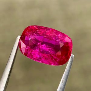 Rubí natural de Mozambique de 2,14 ct con certificación AIGS, rubí rosa rojizo vibrante, gema ovalada suelta para anillo de compromiso, claridad incluida.