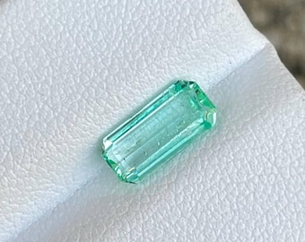 Piedra esmeralda verde de 1,35 quilates Piedra preciosa afgana natural de talla esmeralda