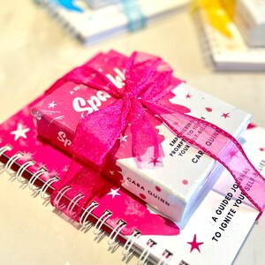 Set de regalo brillante: regalo de graduación para mujer / Tarjetas y diario motivacionales / Paquete que inspira confianza (rosa)