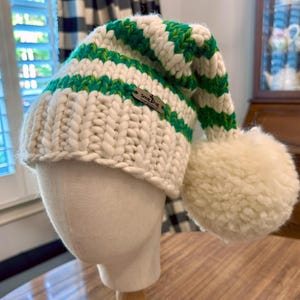 Hand gestrickte grün weiß gestreifte Elfen Mütze: Grobstrick Merino Wolle Pom Pom Mütze