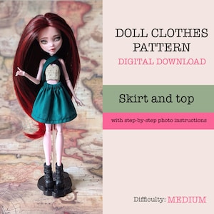 Może przedstawiać: Lalka z długimi ciemnoczerwonymi włosami ubrana w kremowy krótki top w kropki i ciemnozieloną spódnicę. Obraz zawiera tekst: DOLL CLOTHES PATTERN DIGITAL DOWNLOAD, Skirt and top, with step-by-step photo instructions, Difficulty: MEDIUM.