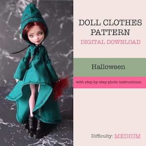 Può includere: Una bambola indossa un mantello con cappuccio verde scuro con cuciture nere, maniche lunghe e orlo asimmetrico. Il testo recita: DOLL CLOTHES PATTERN, DIGITAL DOWNLOAD, Halloween, with step-by-step photo instructions, Difficulty: MEDIUM.