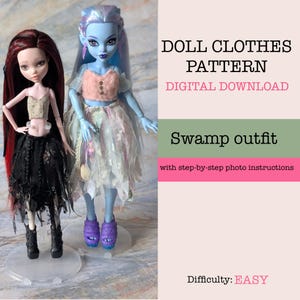 Peut inclure: Deux poupées portant des tenues avec le texte DOLL CLOTHES PATTERN DIGITAL DOWNLOAD, Swamp outfit, with step-by-step photo instructions, et Difficulty: EASY. Une poupée a de longs cheveux foncés, un haut beige et une jupe noire. L'autre a la peau bleue.