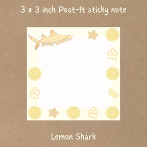 Peut inclure: Un bloc-notes adhésif carré de 7,62 x 7,62 cm avec un centre blanc et une bordure jaune clair. La bordure présente un motif répétitif de tranches de citron jaunes, de contours de fleurs simples et de petites étoiles, avec un requin en haut à gauche.