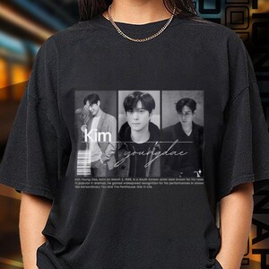 Könnte beinhalten: Schwarzes T-Shirt mit einem grafischen Druck von drei Männern in Schwarzweiß. Der Text "Kim Youngdae" ist auf dem T-Shirt gedruckt.