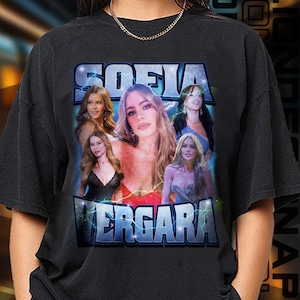 Puede incluir: Camiseta negra con un estampado gráfico de Sofía Vergara y el texto "Sofia Vergara" en estilo retro.