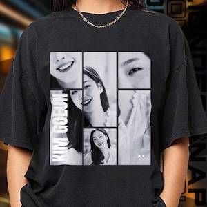 Może przedstawiać: Czarny T-shirt z kolażem zdjęć kobiety. Zdjęcia są w czerni i bieli i są ułożone w siatkę. Tekst "KIM GOEUN" jest nadrukowany na biało po lewej stronie koszulki.