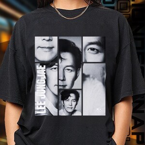 Könnte beinhalten: Schwarzes T-Shirt mit einer Graustufen-Collage von Lee Jung-jaes Gesicht. Das Design umfasst mehrere Nahaufnahmen des Gesichts, mit dem Namen "LEE JUNGJAE" vertikal auf der linken Seite gedruckt.