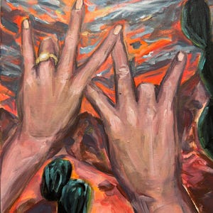 Puede incluir: Una pintura al óleo representa dos manos haciendo un gesto contra un cielo naranja y gris vibrante. Una mano lleva un anillo de oro. Dos objetos verde oscuro están en la parte inferior. La obra de arte tiene una paleta de colores cálidos y un aspecto texturizado.