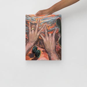 Puede incluir: Pintura abstracta que presenta dos manos formando un gesto de rock and roll, con un anillo dorado en un dedo. El fondo es una mezcla de tonos naranja, rojo y gris, con formas verde oscuro en la parte inferior.