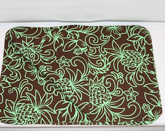 Juego de 4 manteles individuales con estampado hawaiano. Fabricados en Hawái. Bordado personalizado disponible.