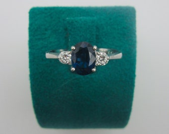Anello in oro bianco con zaffiro e diamanti