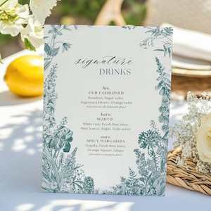 Puede incluir: Una tarjeta blanca con texto "Signature Drinks", rodeada de ilustraciones florales color turquesa. La tarjeta enumera recetas de cócteles: Old Fashioned, Mojito y Spicy Margarita. Un limón y flores en el fondo.