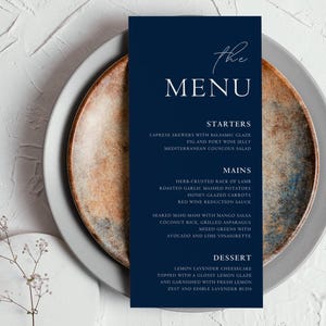 Granatowe karty menu kolacji weselnej edytowalny szablon, boho niebieskie menu drinków, drukowane menu weselne, nowoczesne niebieskie menu stołu, edytuj w Canva