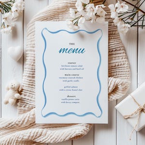 Menu azul, modelo de menu e cartão de lugar azul, menu de chá de panela pintado à mão azul, menu editável para download instantâneo, menu ondulado, azul ondulado