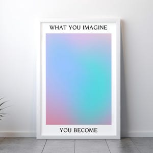K&ouml;nnte beinhalten: Ein wei&szlig; gerahmtes Poster mit einem Farbverlaufshintergrund in Rosa, Blau und T&uuml;rkis. Der Text "WHAT YOU IMAGINE YOU BECOME" ist in Schwarz auf dem Poster gedruckt.