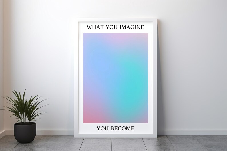 K&ouml;nnte beinhalten: Ein wei&szlig; gerahmtes Poster mit einem Farbverlaufshintergrund in Rosa, Blau und T&uuml;rkis. Der Text "WHAT YOU IMAGINE YOU BECOME" ist in Schwarz auf dem Poster gedruckt.