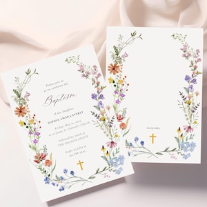 Op de afbeelding: Een bloemige doop uitnodiging met een aquarel krans van bloemen en een gouden kruis. De tekst luidt: "U bent van harte welkom om de doop van onze dochter Sophia Amara Everly te vieren. Vrijdag 10 mei 2019 om 10:00 uur, St. Gabriel's Church, gevolgd door een lunch in The Orange Grove. Reageer naar Julia op 555-555-5555"