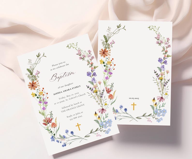 Op de afbeelding: Een bloemige doop uitnodiging met een aquarel krans van bloemen en een gouden kruis. De tekst luidt: "U bent van harte welkom om de doop van onze dochter Sophia Amara Everly te vieren. Vrijdag 10 mei 2019 om 10:00 uur, St. Gabriel's Church, gevolgd door een lunch in The Orange Grove. Reageer naar Julia op 555-555-5555"