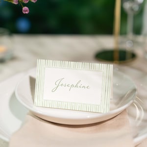 Plantilla elegante de tarjetas de lugar con rayas verdes, tarjetas de lugar imprimibles, tarjetas de nombre de acuarela, boda en el jardín, decoración de mesas, HANNE