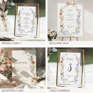 K&ouml;nnte beinhalten: Vier Hochzeitsschilder mit Blumendesigns. Die Schilder stehen auf goldenen St&auml;ndern und zeigen die Worte "Signature Drinks", "Willkommen zur Hochzeit von Olivia und Michael", "Empfang" und "Tisch 3 Olivia und Michael 8.15.20".