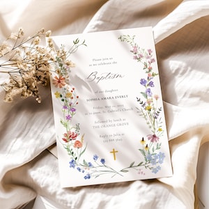 Op de afbeelding: Een witte kaart met een bloemige rand en een gouden kruis. De kaart is een uitnodiging voor de doop van Sophia Amara Everly. Het evenement vindt plaats op vrijdag 10 mei 2025 om 10:30 uur in de St. Gabriel's Church, gevolgd door een lunch in The Orange Grove.  RSVP naar Julia op 555 888 5643.