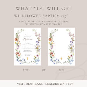 Op de afbeelding: Een digitale, afdrukbare doop uitnodiging met een bloemenontwerp. De voorkant heeft een krans van wilde bloemen met de tekst "Doop van mijn dochter Sophia Amara Everly". De achterkant heeft een vergelijkbare bloemenkrans met een kruis.