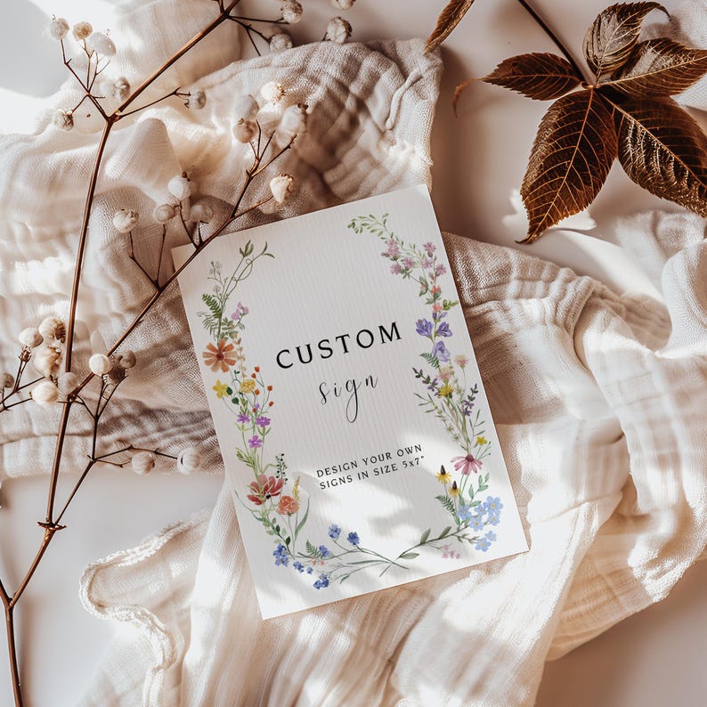K&ouml;nnte beinhalten: Eine wei&szlig;e Karte mit einem floralen Rand und dem Text "CUSTOM sign" und "DESIGN YOUR OWN SIGNS IN SIZE 5x7"