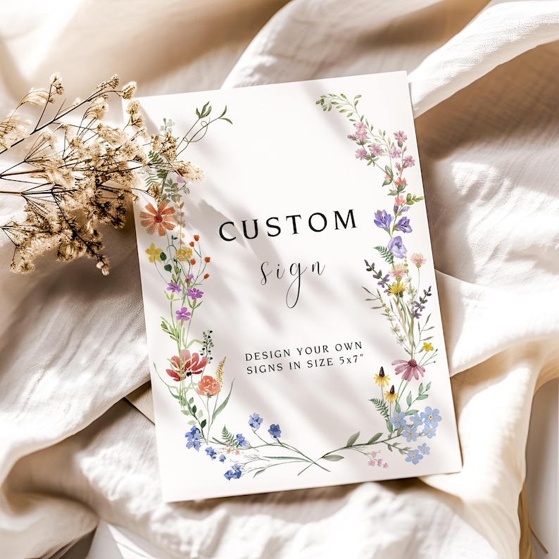 K&ouml;nnte beinhalten: Ein wei&szlig;es Schild mit einem floralen Rand und dem Text "CUSTOM sign DESIGN YOUR OWN SIGNS IN SIZE 5x7"