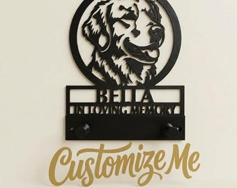 Könnte beinhalten: Eine schwarze Wandgarderobe aus Metall mit einem kreisförmigen Ausschnitt eines Hundekopfes. Unter dem Hund steht der Text BELLA und IN LOVING MEMORY. Zwei zylindrische Haken sind an der Basis befestigt. Der goldene Text Customize Me steht darunter.