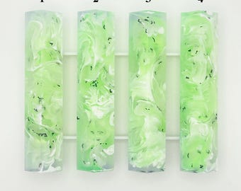R101-001 Alumilite Pen Blanks firmy DPP© Diamond Pen Pal©! ZWYKŁE I PUCHATE! Przezroczysta zieleń, białe zawijasy i czarne halloweenowe nietoperze!