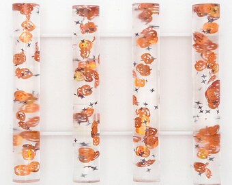 M105-001 Alumilite Pen Blanks firmy DPP© Diamond Pen Pal©! ZWYKŁE I PUCHATE! Odważne halloweenowe dynie Jack-o-Lantern, czarne gwiazdki w przezroczystym kolorze!