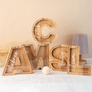 Alcancía de madera con letras, hucha de madera, hucha con inicial personalizada, hucha con nombre, regalo para niño, regalo para bebé.