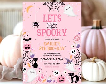 Puede incluir: Invitación rosa para una fiesta de Halloween con el texto "Lets Get Spooky" y "Emilie's 8th Boo-Day". La invitación presenta ilustraciones de fantasmas, calabazas, murciélagos y un gato negro. Incluye detalles del evento.