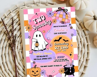 Peut inclure: Une invitation sur le thème d'Halloween avec le texte "Two Spooky" et une illustration de fantôme tenant une lanterne. L'invitation présente une palette de couleurs rose, orange et violet avec des accents floraux et étoilés. Les détails de l'événement incluent la date, l'heure et le lieu.