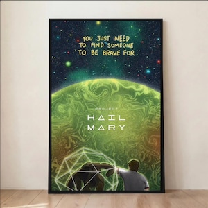 以下が含まれることがあります： 緑色の惑星と星空の宇宙イラストが描かれた、額入りのアートプリントです。「YOU JUST NEED TO FIND SOMEONE TO BE BRAVE FOR.」というテキストが書かれています。その下に「PROJECT HAIL MARY」という文字が表示されています。