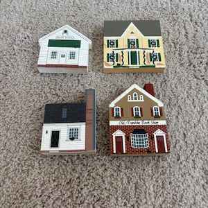 The Cat&#39;s Meow Village Wooden Houses Christmas Decor Shelf Sitters Set Lot of 4