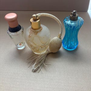 Vintage Parfümflaschen Lot von 3 großen blauen Glas, Zerstäuber, Eitelkeitsdekor LEER