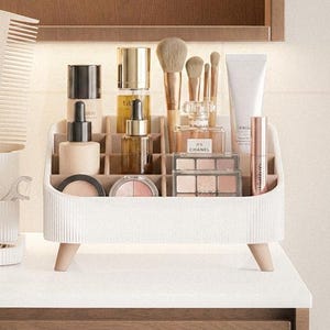 Organizador de maquiagem minimalista com pés – Armazenamento elegante para penteadeiras em casas modernas.