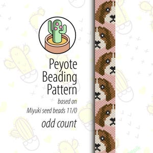 Op de afbeelding: Een peyote-parelpatroon voor een armband met een herhalend ontwerp van bruine en witte hondenkoppen op een roze achtergrond. Het patroon is gebaseerd op Miyuki zaadkraaltjes 11/0 en gebruikt een oneven aantal.